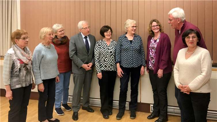V.li. Edith Ziegler, Lilo Jaschik, Ute Heinrichs, Kai Uwe Ritter, Beate Knuffmann, Elisabeth Freise, Anke Jakobs-Rohles, Karl-Josef Heinrichs (Vorstandsvorsitzender) und Klaudia Heck-Ritter. Foto: Thomas Bläsche