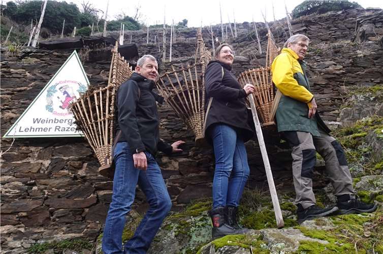 V.li. Ehrenrazejung Michael Dötsch, Verbandsbürgermeisterin Kathrin Laymann und Razejung Dieter Möhring tragen die Razen in den Weinberg.