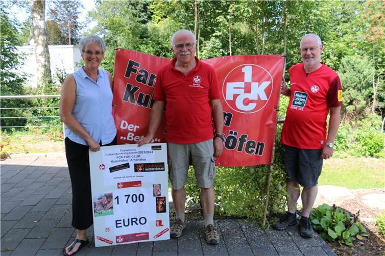 V.li. Einrichtungsleitung Eva-Maria Hebgen, Vorstandsvorsitzender des FCK-FAN-CLUB Kuhnhöfen/Arnshöfen und Organisator des Tippspiels Gerhard Hehl, Wendelin Hehl. Foto: DGKK