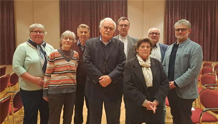 V.li. Elisabeth Schmitz, Karola Breitbach, PGR Vorsitzender Horst Schmitz, Filmproduzent Alois Winkler, Pfarrer Norbert Missong, Kirchenchorvorsitzende Monika Leinz, Bürgermeister Detlev Leersch und Pfarreienratsvorsitzender Wolfgang Weber. Foto: Ottmar Schmitz