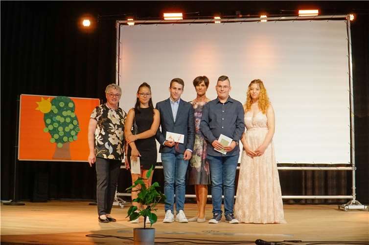 V.li. Elke Geiermann (Stufenleiterin 9/10); Emily Eiden (Jahrgangsbeste, Kl. 9d); Jamy Giesen (Jahrgangsbester der Stufe 10, Kl. 10d); Frauke Wehner (2. Stellvertretende Schulleiterin), Marcin Haller (Preis der Ministerin für Bildung, Kl. 10d) und Merle Zimmermann (ebenfalls Preis der Ministerin Dr. Hubig, Kl. 10c). Foto: Jonas Sturm