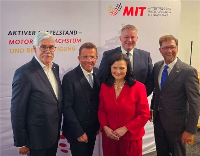 V.li. Elmar Lersch, MIT Kreisvorsitzender Kreisverband Ahrweiler, Gereon Haumann, MIT Landesvorsitzender Rheinland-Pfalz, Gitta Connemann, MIT Bundesvorsitzende und Parlamentarische Staatssekretärin im Bundeswirtschaftsministerium der Bundesrepublik Deutschland, Gordon Schnieder, CDU Landesvorsitzender Rheinland-Pfalz und CDU Ministerpräsidentenkandidat und Detlef Odenkirchen, MIT Bezirksvorsitzender Koblenz-Montabaur. Foto: Jörg Meurer