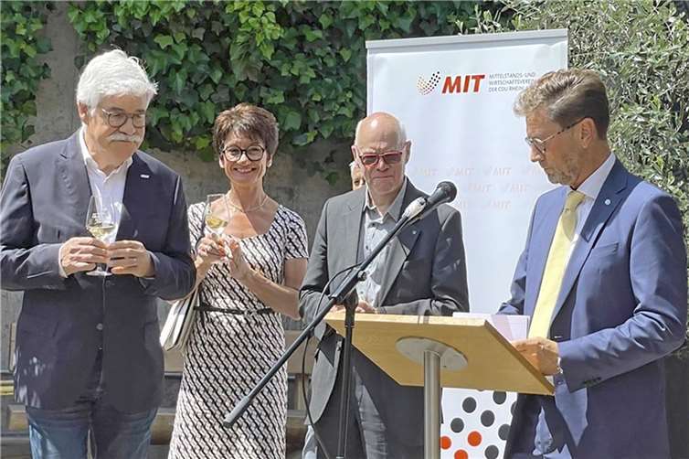 V.li. Elmar Lersch, Petra Schneider, Ehrengast Norbert Lammert und am Pult, Detlef Odenkirchen, bei der Begrüßungsansprache auf der Weinterrasse der Winzergenossenschaft Mayschoss-Altenahr. Foto: Birgit Schneider