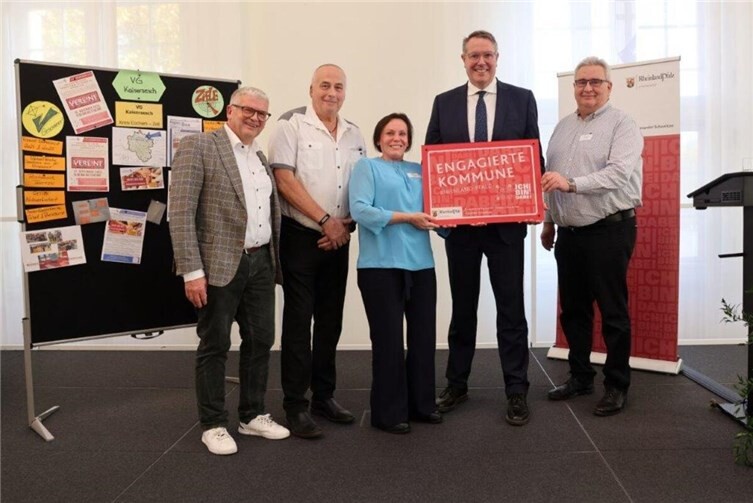 V.li. Erster Beigeordneter Gerhard Weber, Hans Günter Labonte, Bianca Sesterhenn, Ministerpräsident Alexander Schweitzer, Norbert Fuhrmann. Foto: Staatskanzlei RLP/Alexander Sell