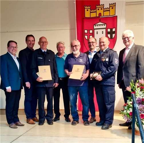 V.li. Erster Kreisbeigeordneter Pascal Badziong, Bürgermeister der Verbandsgemeinde Weißenthurm, Thomas Przybylla, Ehrenamtspreisträger Wolfgang Brüning, Reinhard Amstad und Leo Pickel, Landtagsabgeordneter und Kettiger Ortsbürgermeister Peter Moskopp, Norbert Jentzig mit Ehrenmedaille, Bürgermeister der Stadt Weißenthurm, Gerd Heim. Foto: Stadt Weißenthurm / Manuela Staufenbiel