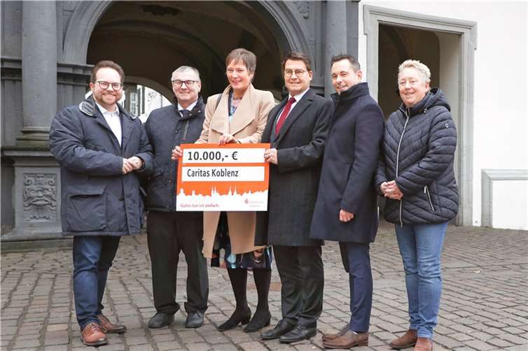 V.li. Erster Kreisbeigeordneter Pascal Badziong, Landrat Dr. Alexander Saftig, Sparkassenvorstand Matthias Nester, Oberbürgermeister David Langner und Bürgermeisterin Ulrike Mohrs bei der symbolischen Übergabe des Schecks über 10.000 Euro für die Arbeit des Caritasverbandes Koblenz. Die Summe wird für besondere Freizeitangebote innerhalb der Häuser für Menschen mit geistiger Behinderung sowie für geistig oder psychisch beeinträchtigte Menschen im Fachdienst selbstbestimmtes Wohnen zur Verfügung gestellt werden. Quelle: Caritasverband Koblenz