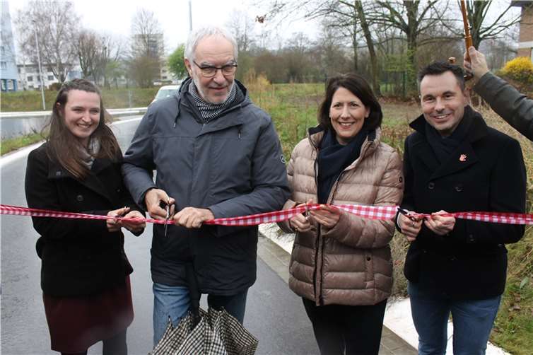 V.li. . Esther Höfer, die zuständige Planerin des Tiefbauamtes, Baudezernent Bert Flöck, Verkehrsministerin Schmitt und Oberbürgermeister Langner bei der symbolischen Freigabe des Kreisverkehrsplatzes.  Foto: Stadt Koblenz /T. Knaak