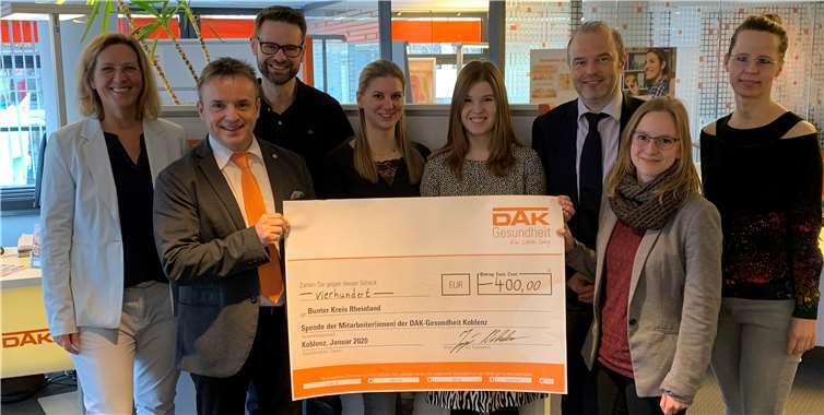 V.li. Esther Hummel - Bunter Kreis, Jürgen Wilhelm - Leiter Servicezentrum, Roger Löwen - Kundenberater, Mara Neumann - Kundenberaterin, Lena Breitenbach - Kundenberaterin, Christian Schmitz - stv. Leiter Servicezentrum, Jasmin Wöll - Kundenberaterin und Katrin Bunge - Kundenberaterin.Quelle: DAK-Gesundheit