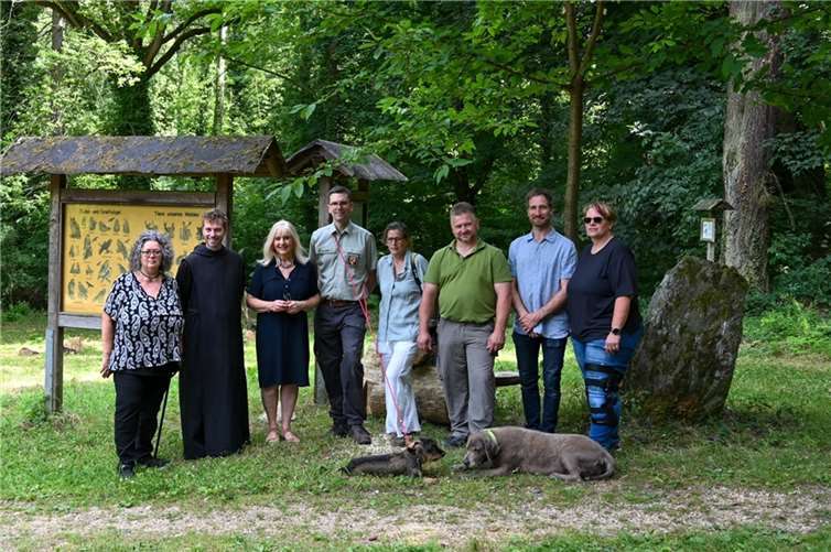 V.li. Eva Maria Enders (Vorsitzende ark e.V.), Br. Stephan Oppermann OSB (Künstler), PD Dr. Margit Theis-Scholz, Sebastian Schmitz, Isa Steinhäuser (Künstlerin), Marc Brombach (Forstamt Koblenz), Ulrich Mekiska (Künstler), Tanja Nikolay (Kultur- und Schulverwaltungsamt Koblenz. Foto: Isa Steinhäuser