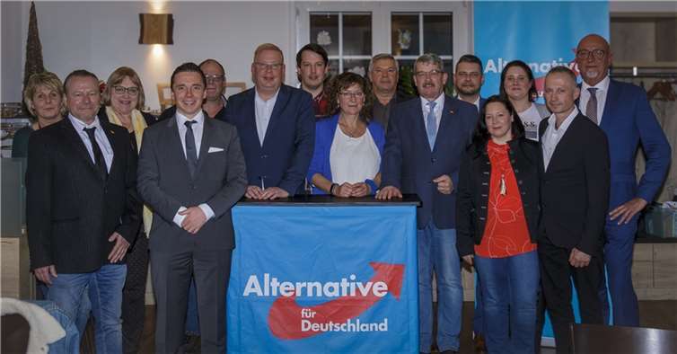 V.li. Evelyn Reindl, Ralf Reindl, Sigrid Schwenk, Lino Antonio Schmidt, Markus Bopp, Alexander Heppe, Andreas Bleck, Anja Eberhardt, Sergej Rogowik, Michael Eberhardt, Nick Baltrock, Nicole Brönner, Isabel Michel, Thorsten Brönner, Alexander G. Kohr. Quelle: AfD Rhein-Lahn