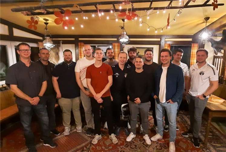 V.li. F. Schaffers (Jugendleiter), M. Dickopf (Veranstaltungen), L. Stoll (1. Kassierer), M. Zimmermann (Vereinsheim), M. Erdmann (Presse und Öffentlichkeitsarbeit), F. Breit (Sportwart), L. Bernd (Liegenschaften), J. Marx (2.Kassierer), L. Liebecke (1. Vorsitzender), B. Bernardy (Ehrenamt), S. Polcher (Geschäftsführer), T. Bernardy (2. Vorsitzender), M. Polcher (Schriftführer). Foto: privat