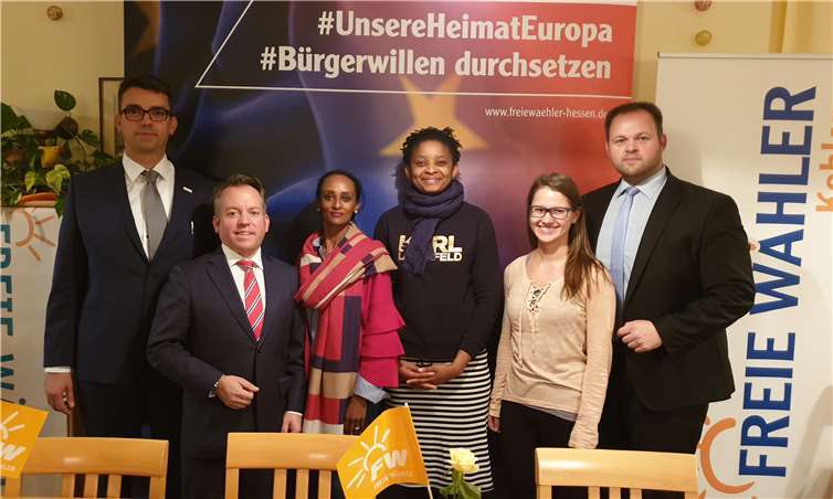 V.li. FW-Kandidat Pasquale Sicilia, FW-Kreisvorsitzender Stephan Wefelscheid , FW-Kandidatinnen Feven Ande-Schaden, Danniene Wété und Valeria Ivasciuc, FW-Europaabgeordneter Engin Eroglu.Quelle: Freie Wähler Koblenz