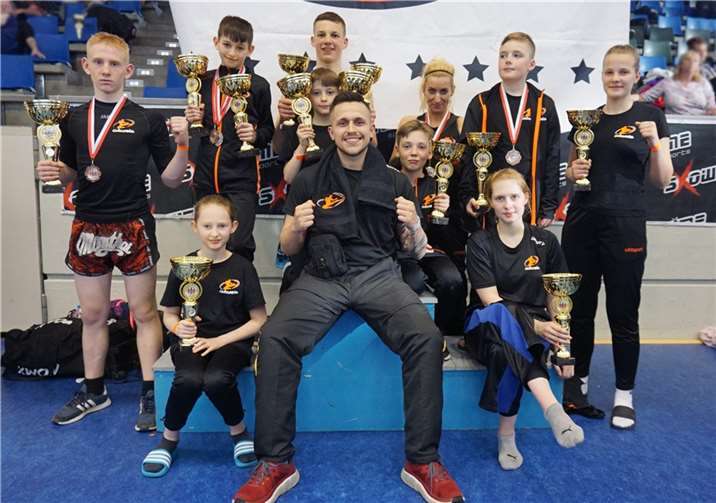 V.li. Fabian Franke, Alexandra Simin [sitzend], Leo Stach, Theo Filipp, Till Wagner, Marco Mosdzien [sitzend], Marlon Nickel, Sarah Klee, Viktoria Simin [sitzend], Mark Bärhausen und Jule Fandel. Fotos: Outcast Fighting e.V.