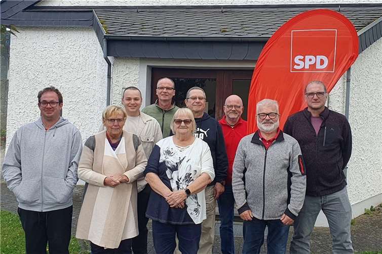 V.li. Fabian Hesse (Beisitzer), Monika Hesse (Beisitzerin), Amer Ljajic (Beisitzer), Achim Luxem 3. Vorsitzender/Geschäftsführer), Irene Krämer (Beisitzerin), Karl-Arnold Schulze (2. Vorsitzender), Markus Szafranski (1. Vorsitzender) Reinhold Mohr (Schriftführer), Stephan Mayer (Kassierer). Quelle: SPD Polch