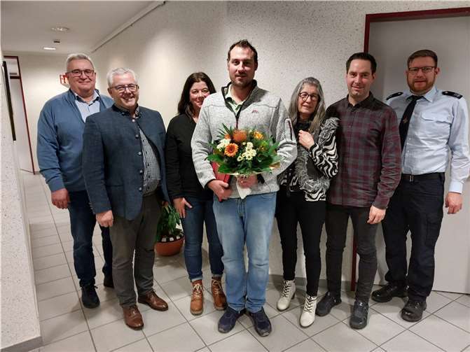 V.li. Fachbereichsleiter Norbert Fuhrmann, Bürgermeister Albert Jung, Daniela Steffes, Sascha Reiff, Personalratsvorsitzende Petra Gotto, Büroleiter Mark Klasen und Daniel Hermes (stellvertretender Wehrleiter).  Foto: VGV Kaisersesch/Pressestelle Anita Fuhrmann