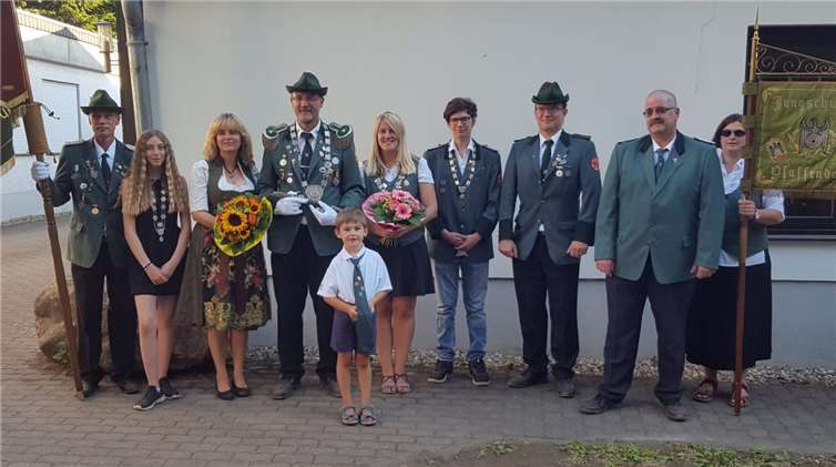 V.li. Fähnrich Jörg Wahl, die Schülerprinzessin Valeria Grasso, Königin Monika Burger,Schützenkönig Walter Burger, Damenschützenkönigin Jessica Burger, Jungschützenkönig Riccardo Grasso, Kaiser Wolfgang Blunk, der 1. Vorsitzende Lothar Pohl und Jugendtrainerin CarinaAdriaenssens, die Mutter vom Bambiniprinz Marius Adriaenssens (vorne) ist. Foto: privat