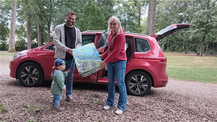 Musik, Teppiche und ganz viel Engagement V.li. Familie Liebeck im Westerwald freut sich über den Spielteppich von HappyCityKids, Doro Meurer (Koordinatorin).