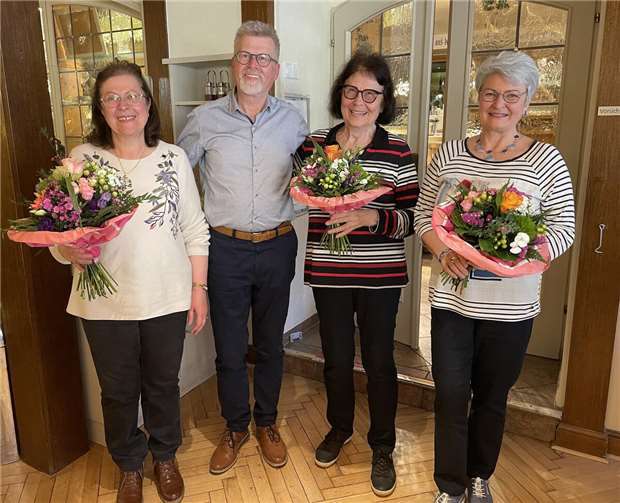 Starkes Interesse an Angeboten V.li. Fatima Mohamed, Achim Leßlich, Rita Hannes und Elisabeth Kaleta-Hofer. Foto: Klaus Link