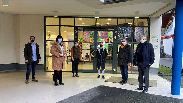 V.li. Felix Dötsch, Anette Moesta, Schulleiterin Daniela Dockendorff, stellvertretende Schulleiterin Ute Jeromin, Dr. Hans-Georg Hansen und Bürgermeister Claus Peitz.Quelle: CDU-Kreisverband Mayen-Koblenz