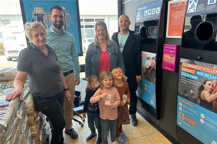 V.li. Filialleitung, Regionalverkaufsleiter: Julian Daum, Vorsitzende Förderverein: Marie Kirstges, Elternsprecher: Ronnie Barth. Fotos: Förderverein der Kita Schillerstraße Mülheim-Kärlich