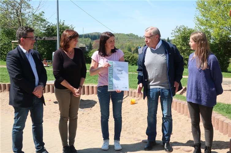 V.li. Frank Becker (Bürgermeister Verbandsgemeinde Linz), Irmgard Schröer (Geschäftsführerin Naturpark Rhein-Westerwald), Kerstin Pinnen (Kita-Leitung kommunaler Kindergarten Kalenborn), Heinrich Freidel (Ortsbürgermeister Vettelschoß), Manon Wetzel (Mitarbeiterin Naturpark Rhein-Westerwald).