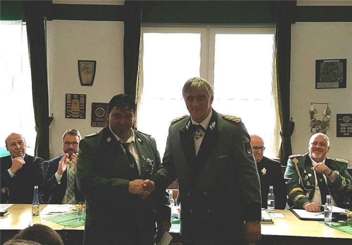 V.li. Frank Esper wurde von Bezirks-Bundesmeister Norbert Steffens mit dem Hohen Bruderschaftsorden ausgezeichnet.privat