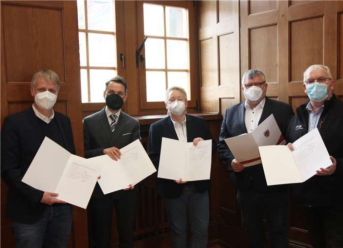 V.li. Frank Schembs (Präsident des Rheinhessischen Turnerbundes), David Langner, Ulrike Mohrs, Michael Mahlert und Walter Benz.Quelle: Stadt Koblenz