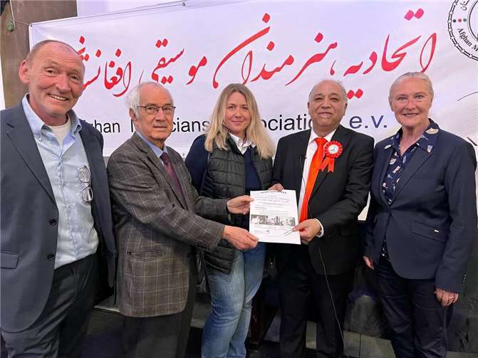 V.li. Frank Thomas vom Polizeipräsidium, Vito Contento vom Beirat, eine Besucherin, Bashir Dezham - Präsident des Vereins, Monika Sauer vom Beirat und Präsidentin des Sportbundes Rheinland. Foto: privat