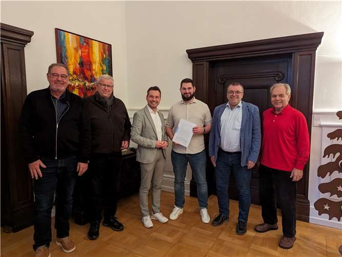 V.li. Franz-Josef Möhlich(Vorsitzender Ortsring Güls), August Hollmann (Vorsitzender CDU Güls), David Langner (Oberbürgermeister), Christopher Bündgen (Vorsitzender Grüne Koblenz), Toni Bündgen (Vorsitzender SPD Güls), Hans-Peter Ackermann (Ortsvorsteher).  Foto: Ute Görgen
