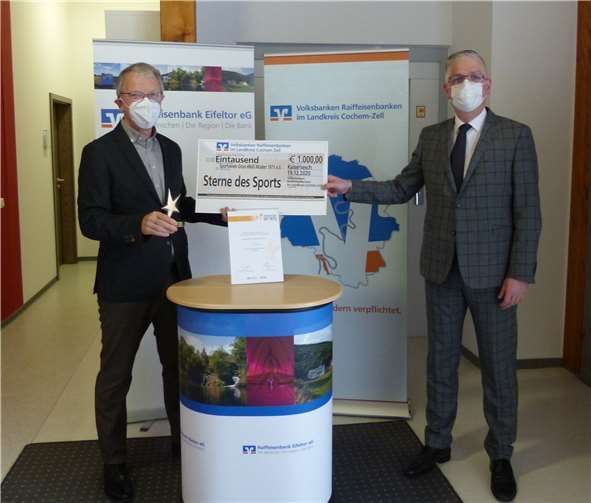 V.li. Franz Oberhausen vom SV Müden und Thomas Welter von der Raiffeisenbank Eifeltor.