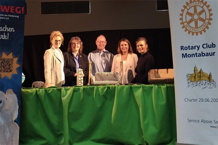 V.li. Frau Kohlig-Kohns Rotary Club, Herr Lieser Vorsitzender des Rotary Clubs Montabaur, Stadtbürgermeisterin Melanie Leicher, Christine Stammler Mitarbeiterin der Stadt, Irmi Wette Puppenspielerin.