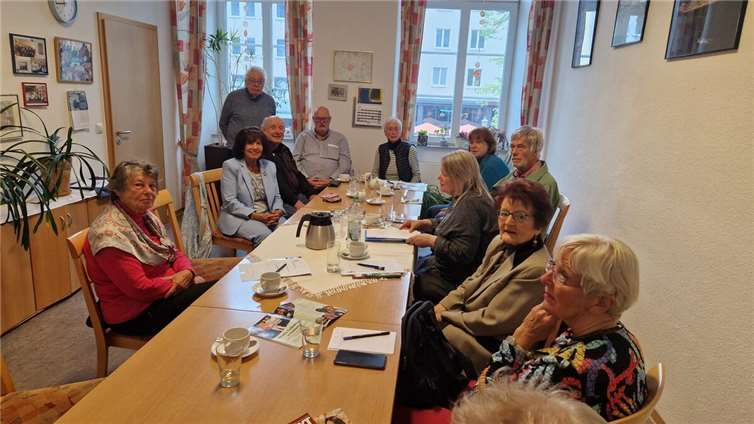 V.li. Frau Tamm, Frau Velten, Herr Crecelius, Herr Brennig, Frau Artz, Frau Klosse, Herr Klosse Frau Wöresdörfer, Frau David und Frau Zlotos-Wagstaff.  Foto: Wolfgang Brennig