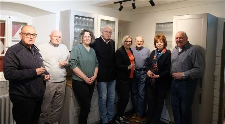 V.li. Friedhelm Haas (Beisitzer), Norbert Haak (Beisitzer), Vera Zavadil (Kassiererin), Bernhard Hiesinger (1. Vorsitzender), Bürgermeisterin Petra Kalkbrenner, Klaus Peter Scholz (Kulturwart), Anna-Louise Wiener (2. Vorsitzende), Hans-Jürgen Kuhn (Schriftführer). Quelle: Gemeinde Swisttal