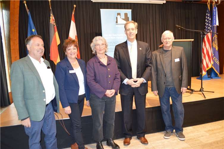 V.li. Friedhelm Münch für Landrätin, Barbara Heimbach und Karin Keelan vom Verein Friedensmuseum, US-General Konsul Norman Thatcher Scharpf und Volker Thehos in Vertretung des Bürgermeisters. Fotos: AB
