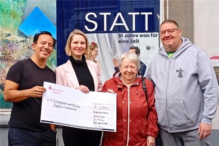 V.li. Gabriel Diaz, Annika Woyda vom Theater am Ehrenbreitstein, Rosa Hofmann ( Gründerin) und Jens Mentges (Silberrücken) von den Schlusslichter.