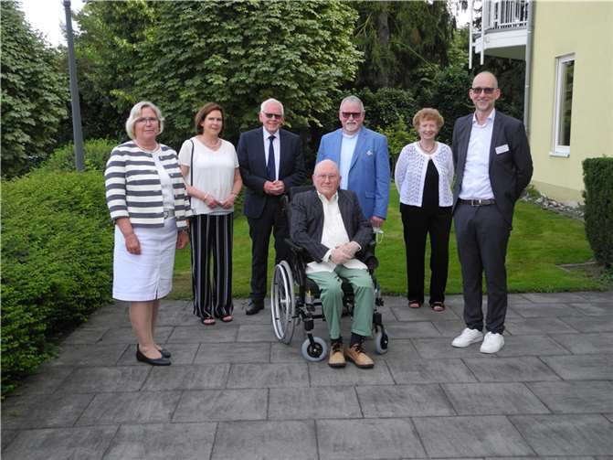 V.li. Gabriele Hermann-Lersch, neue Vorsitzende, Marianne Butenkemper und Franz-Heiner Butenkemper, Werner Heer, Vorstandsmitglied im Förderverein, Martina Gruber, die Leiterin des Sozialdienstes sowie Einrichtungsleiter Jörg Warnke. Vorne: Friedrich Maurer, Bewohnerbeiratsvorsitzender. Es fehlt auf dem Bild Geschäftsführerin Maria Heine.Foto: privat