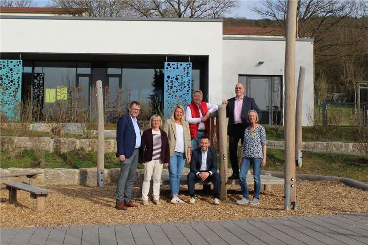 V.li. Georg Binninger, Bistum Trier, Dorothee Hoffend, Gemeindereferentin, Stefanie Schmidt, Gesamtleiterin bei der Katholischen KiTa gGmbH Koblenz, David Langner, Oberbürgermeister der Stadt Koblenz, Ulrike Mohrs, Bürgermeisterin der Stadt Koblenz, Michael Schlusemann, Geschäftsführer der Katholischen KiTa gGmbH Koblenz, und Jutta Huff, Kita-Leiterin, bei der offiziellen Eröffnung der Kita. Quelle: Katholische KiTa gGmbH Koblenz