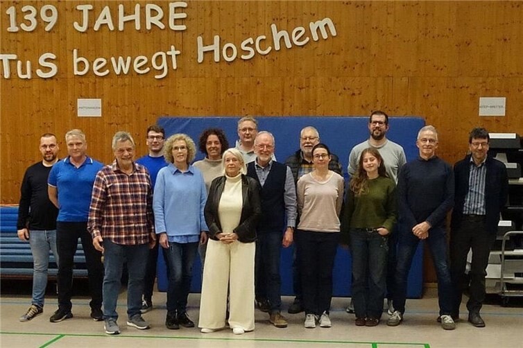 V.li. Gerätewart Christian Düsing, Beisitzer Patrick Decker, Schatzmeister Helmut Sprenger, Abteilungsleiter Spielmannszug Tobias Bischoff, Beisitzerin Jutta Henrich, Schriftführerin und Abteilungsleiterin Turnen, Fitness- und Gesundheitssport Verena Feuerpeil, Kassiererin und Mitgliederverwalterin Angela Braun, Vermögensverwalter Sascha Weber, 1. Vorsitzender Gregor Weißbrich, Abteilungsleiter Tischtennis und Geschäftsführer Volkhard Stuppy, Pressewartin Susen Schilo-Schäfer, Abteilungsleiter Handball Bastian Henrich, Jugendwartin Johanna Schäfer, 2. Vorsitzender Heinz-Jürgen Meurer, Datenschutzbeauftragter Rainer Killian (kein Vorstandsmitglied).