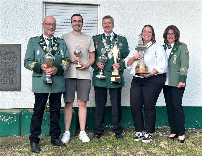 V.li. Gerd Müller, Bürgerkönig Philipp Hirsch, Vogel- und Scheibenkönig Frank Weber, Anna Hirsch, Brudermeisterin Kerstin Müller.