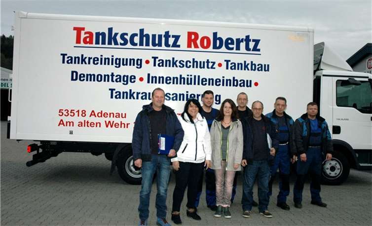 V.li.: Gerd und Karin Robertz, Elisabeth und Udo Robertz mit Monteuren.UM