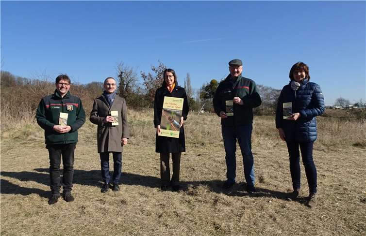 V.li. Gerhard Willms (Förster und Waldpädagoge Forstamt Dierdorf), Dr. Hermann-Josef Richard (Vorsitzender des Vorstands Sparkasse Neuwied), Fürstin Isabelle zu Wied (1. Vorsitzende des Naturparks), Uwe Hoffmann (Direktor Forstamt Dierdorf) und Irmgard Schröer (Geschäftsführerin Naturpark Rhein-Westerwald). Foto: privat