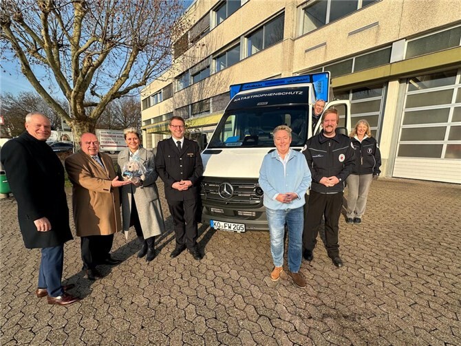 V.li. Geschäftsführer DRK Koblenz Martin Maser, Ehrenpräsident DRK Koblenz Leo Biewer, Tobias Pflüger (Amt für Brand- und Katastrophenschutz), Ramona Assmann (Mercedes-Benz Kestenholz), Bürgermeisterin Ulrike Mohrs, Jürgen Muxfeld (DRK-Leitung SEG/MTF Katastrohenschutz), Christian Day und Angelika Prus (DRK-Kreisbereitschaft).