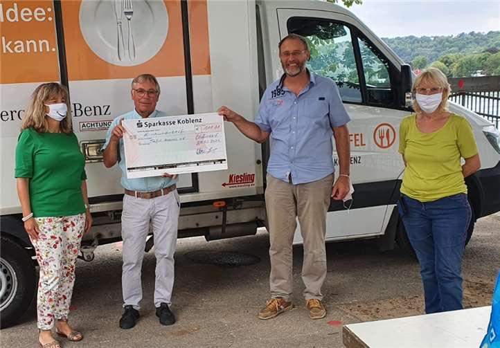 V.li. Geschäftsführerin Schälsjer Monika Burger,1.Vorsitzender Walter Burger,1 Vorsitzender der Tafel Koblenz Peter Bäsch und die Schatzmeisterin der Schälsjer Renate Reuter.Foto: privat