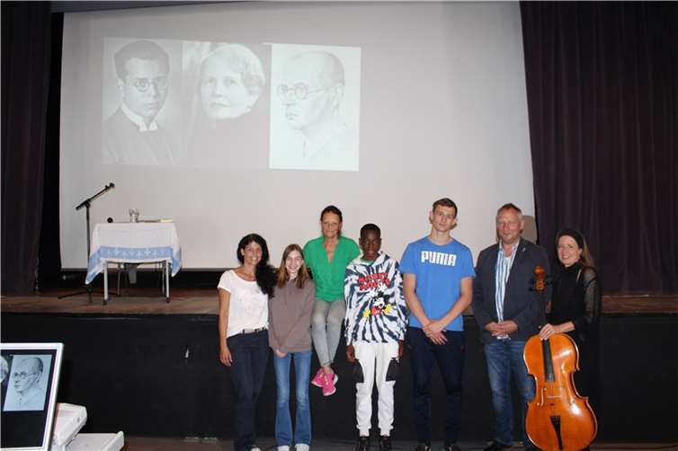 V.li. Geschichtslehrerin Frauke Rittscher, Schülerin Lara Schmidt, Patricia Litten, Schüler David Kusi, Schülersprecher Wladislav Pankovskij, Schulleiter Bodo Dobbertin, Cellistin Birgit Sämann. Foto: privat
