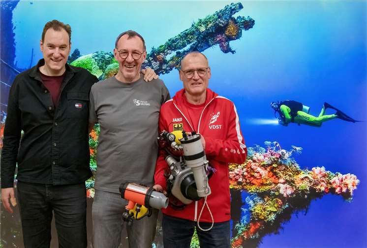 V.li. Gitarrist Christian Bohr, Karl Wilbois vom Forum Selters und Unterwasserfotograf Peter Borsch. Quelle: Stadt Selters