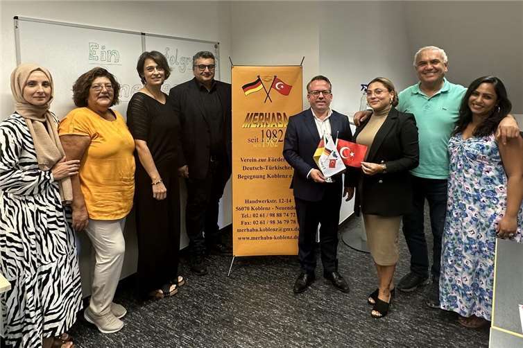 V.li. Gökcen Coban, Beyhan Güler, Perihan Tok, Ahmet Günes, Stephan Wefelscheid, Petek Görgün, Yüksel Turfan, Nazli Cepdibi.  Foto: Nadine Hörter