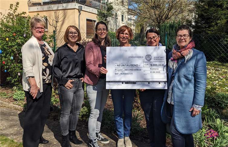 V.li. Gudrun Bendel (SI), Stefanie Coopmeiners (Geschäftsführerin SkF), Katja Maur (Projektleitung Second Stage SkF), Petra Assenmacher (Vorsitzende SkF), Verena Wiedenhues (Präsidentin Soroptimist International Club Koblenz), Beatrix Sieben (SI).  Foto: Anette Lauf (SkF)