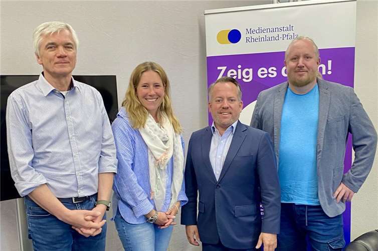V.li. Günter Bertram, Mitarbeiter Medienanstalt RLP; Jennifer de Luca, 1. Vorsitzende Offener Kanal Koblenz e.V.; Stephan Wefelscheid, MdL; Timo Fledie, Vorstandsmitglied. Foto: : Claas Osterloh