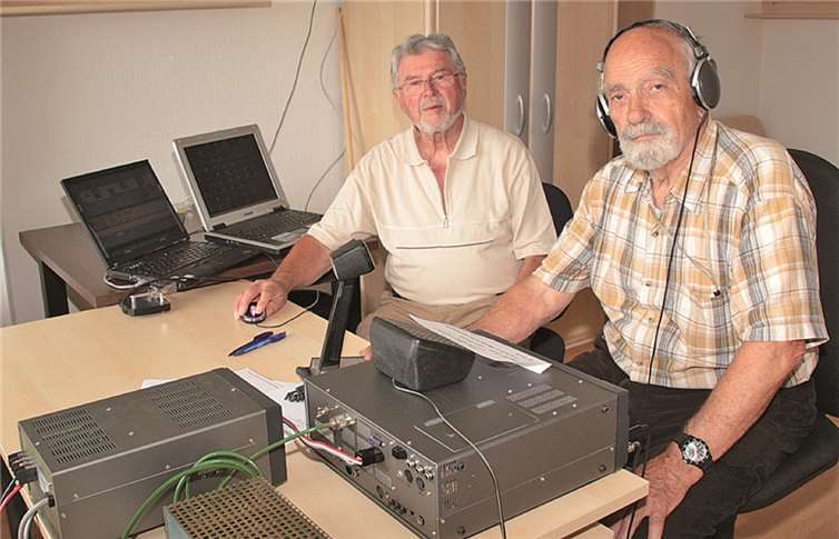 V.li. Günter Gitt und Rolf Braemer - zwei „alte Hasen“ im Amateurfunk, haben vorübergehend zum 40-jährigen Jubiläum der Seniorenresidenz Humboldthöhe ihr „Hauptquartier“ im 16. Stock des Altenheimes für zwei Wochen eingerichtet. -AND-