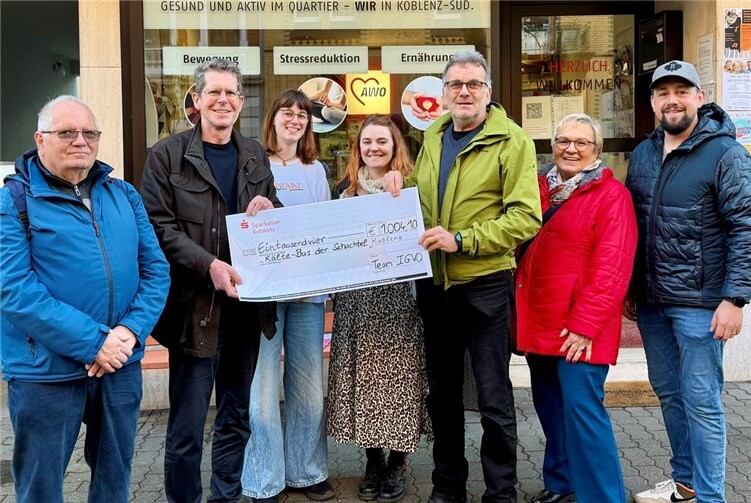 V.li. Günter Schlig (IGVO), Rudolf Kalenberg (IGVO) Franziska Sträter und Lena Fondel (stellvertretend für das AWO Quartiersbüro), Jürgen Michel (Schachtel e.V). Walli Haas und Sebastian Gratzfeld (IGVO).